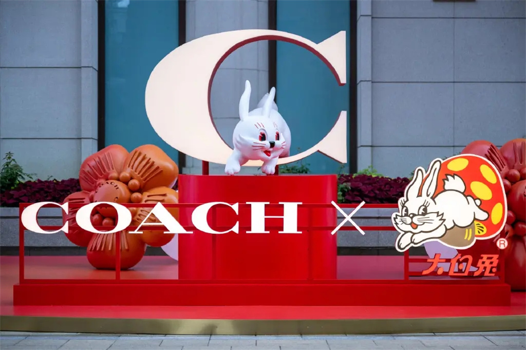 COACH x 大白兔想象之境，限時(shí)空降上海益豐外灘源 潮一不貳